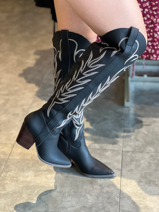 La Niña over the knee boots