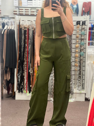 CHIC THICK STRETCH WOVEN SMOCKED BACK BIG CARGO POCKETS DETAIL ZIPUP CROPPED TANK TOP & ZIPPER CLOSURE SIDE POCKETS CARGO PANTS