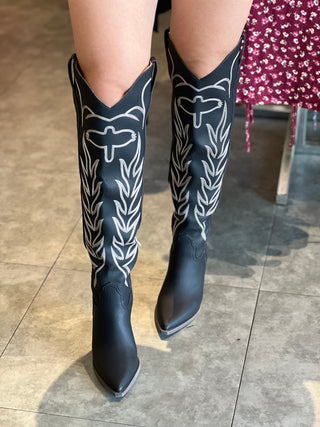 La Niña over the knee boots